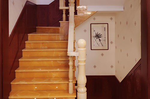 抚松中式别墅室内汉白玉石楼梯的定制安装装饰效果